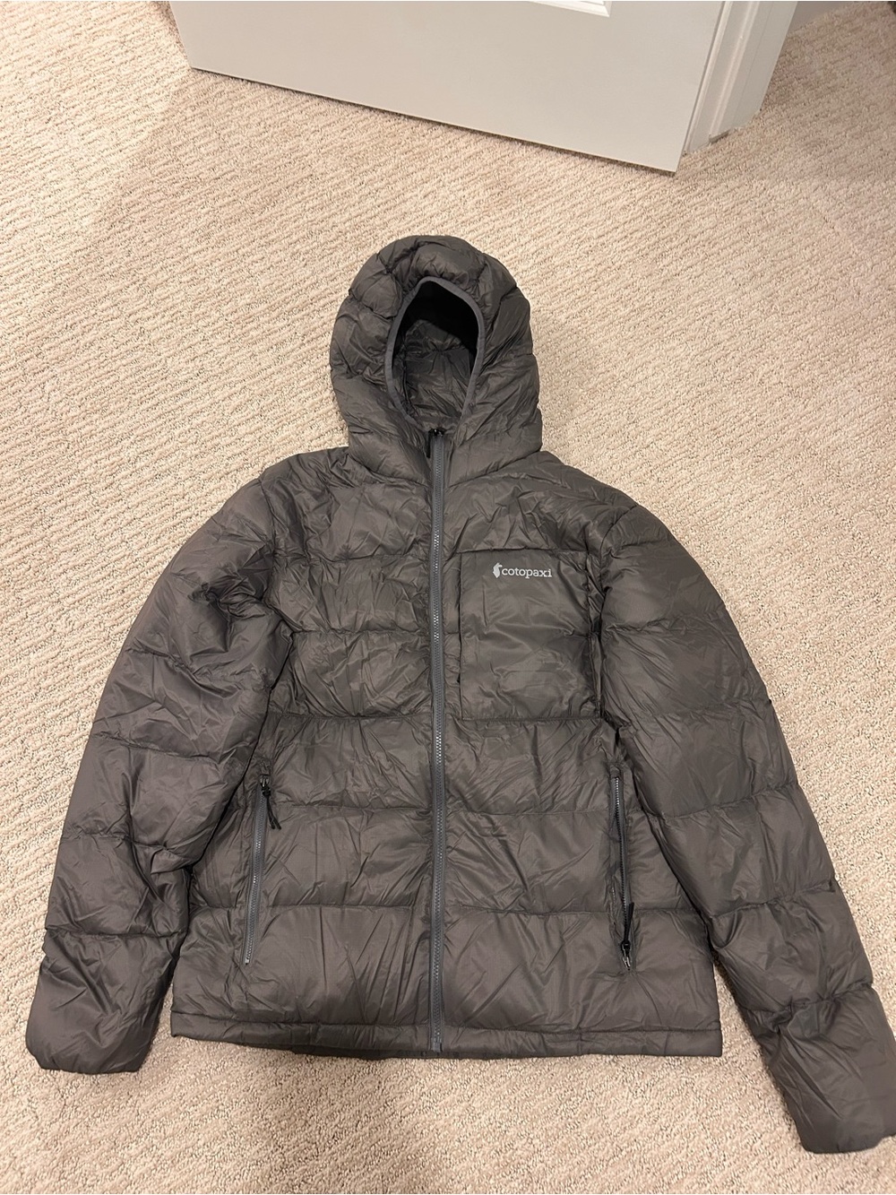 New Cotopaxi Men’s Hooded Down Fuego Max Jacket — Cinder